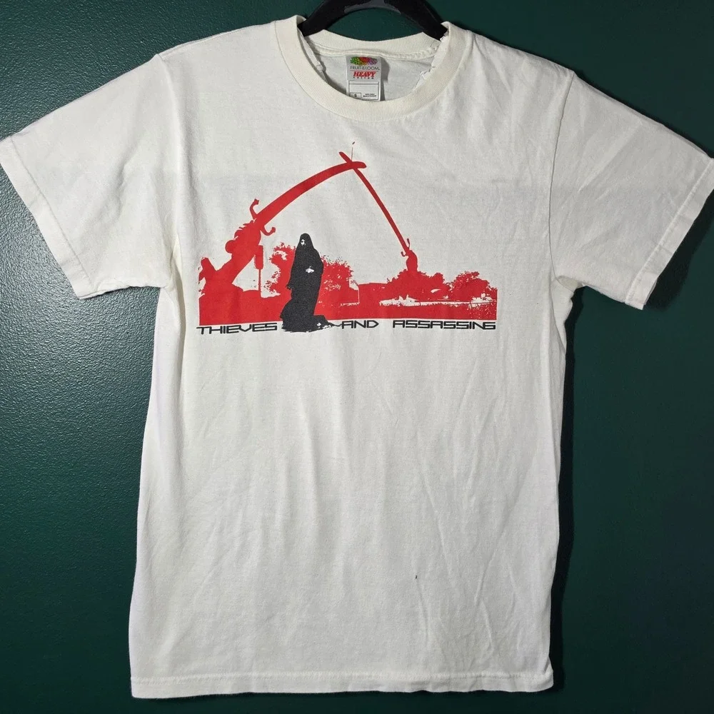 Fruit of the Loom Thieves and Assassins Graphic T-Shirt White Red Mens Small